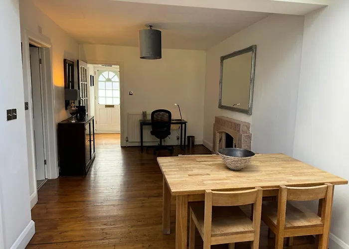Zarza House Fabulous Art Deco Home 4 Double Bedrooms Large Garden Free Parking & Wifi