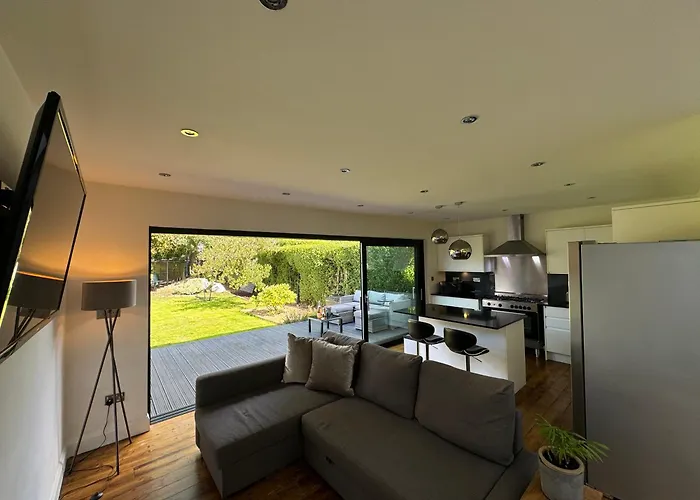 Zarza House Fabulous Art Deco Home 4 Double Bedrooms Large Garden Free Parking & Wifi