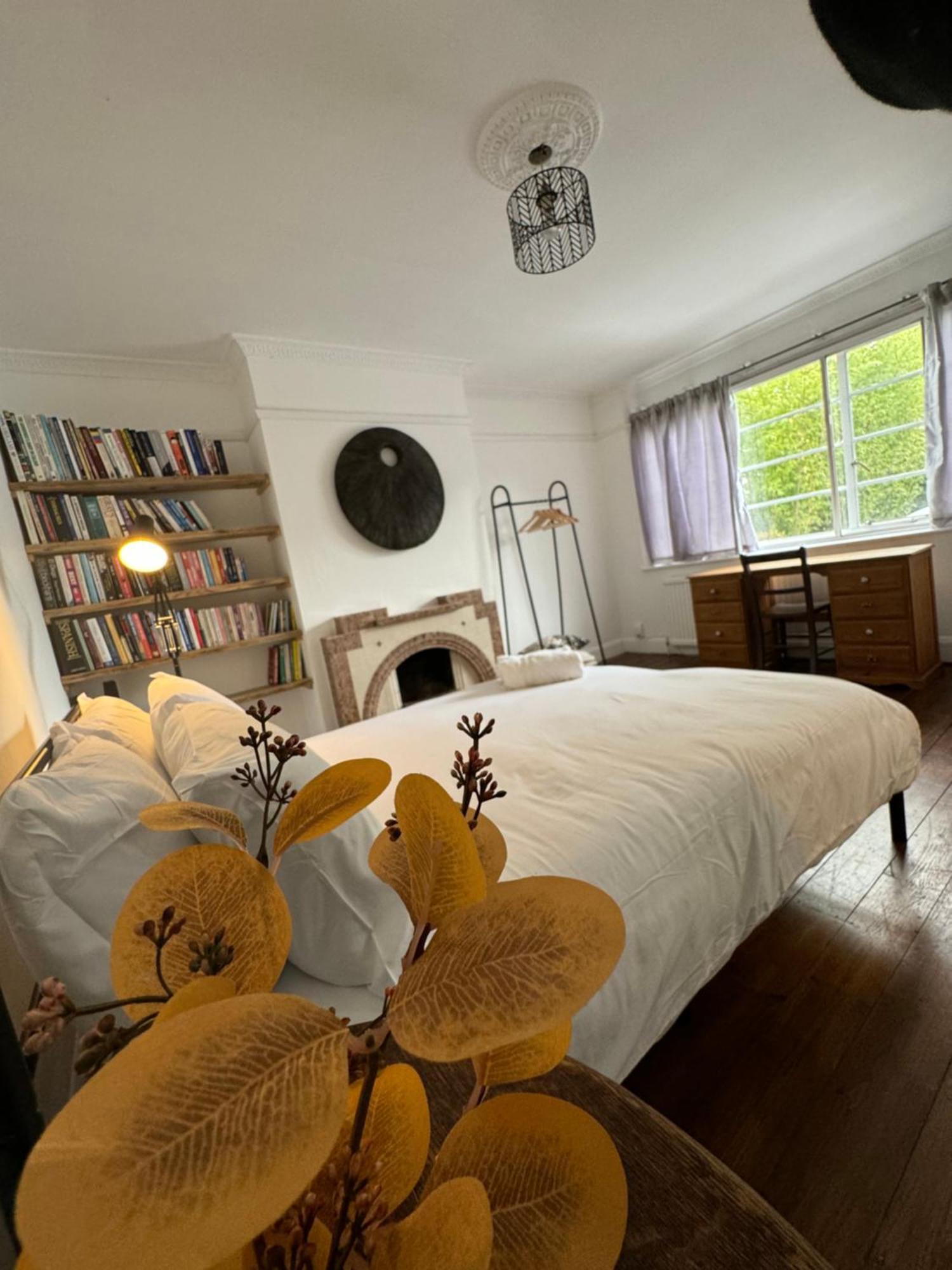 Zarza House Fabulous Art Deco 4 Double Bedrooms Large Garden Free Parking & Wifi