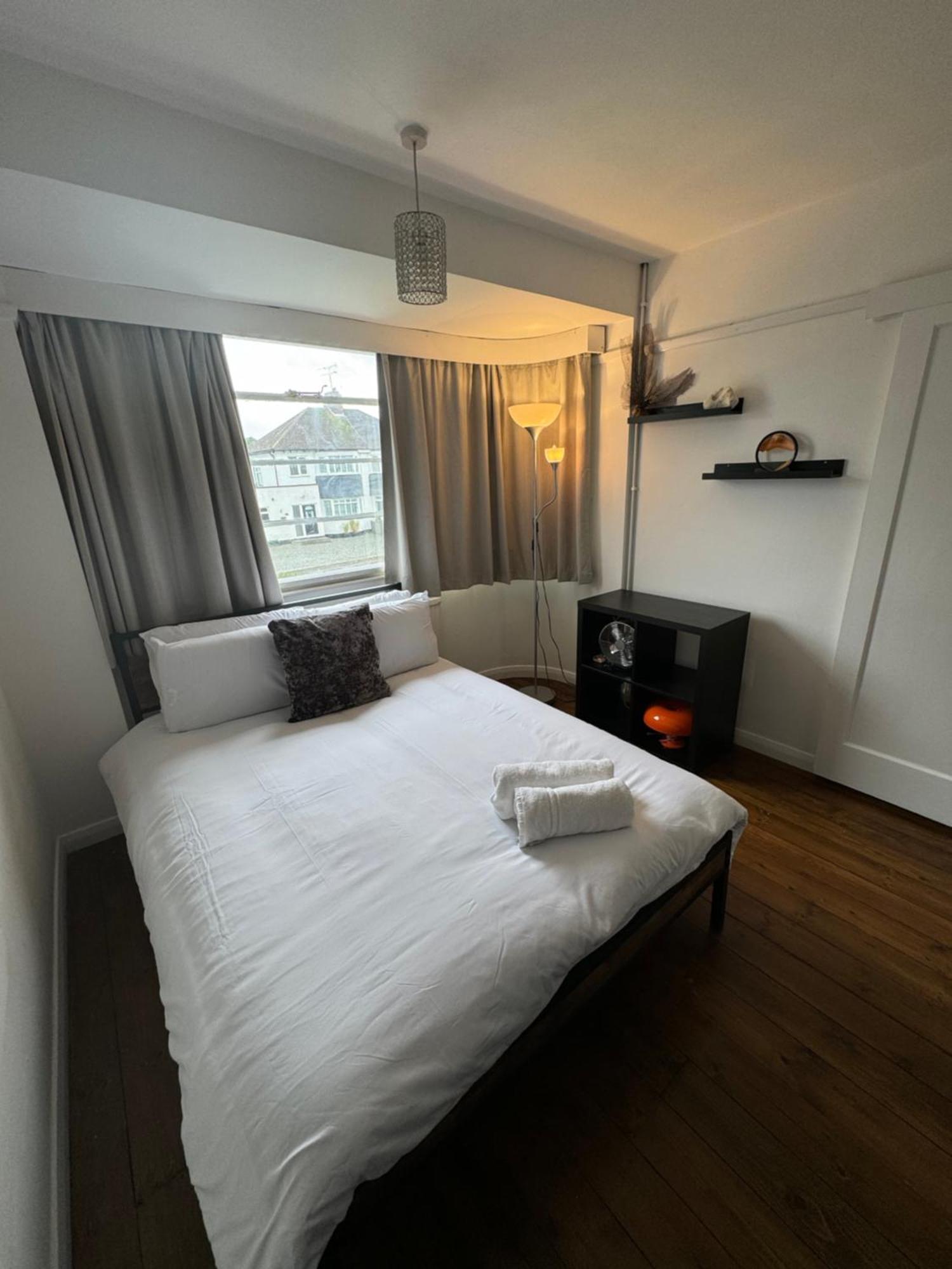 Zarza House Fabulous Art Deco 4 Double Bedrooms Large Garden Free Parking & Wifi *