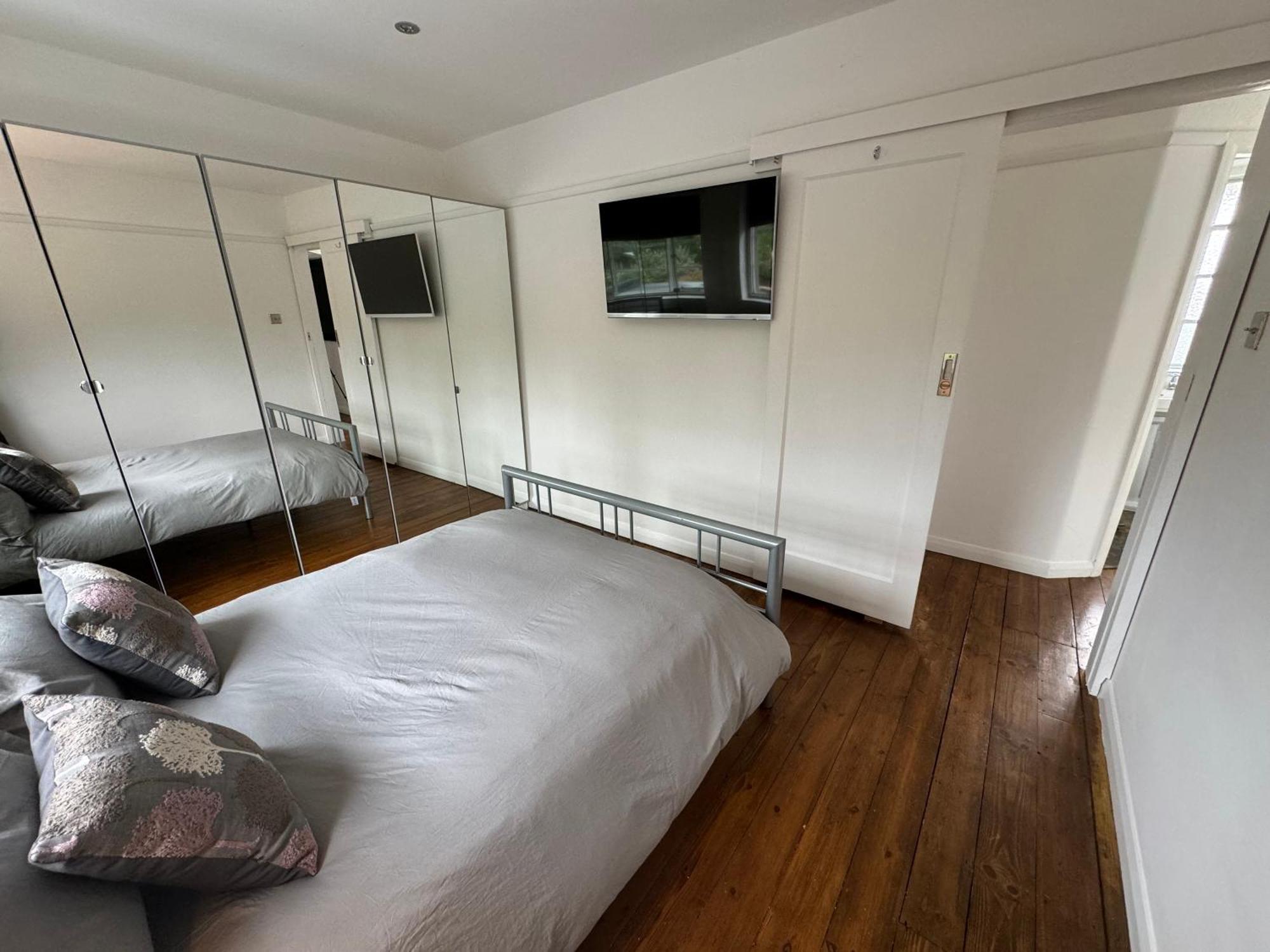Zarza House Fabulous Art Deco 4 Double Bedrooms Large Garden Free Parking & Wifi