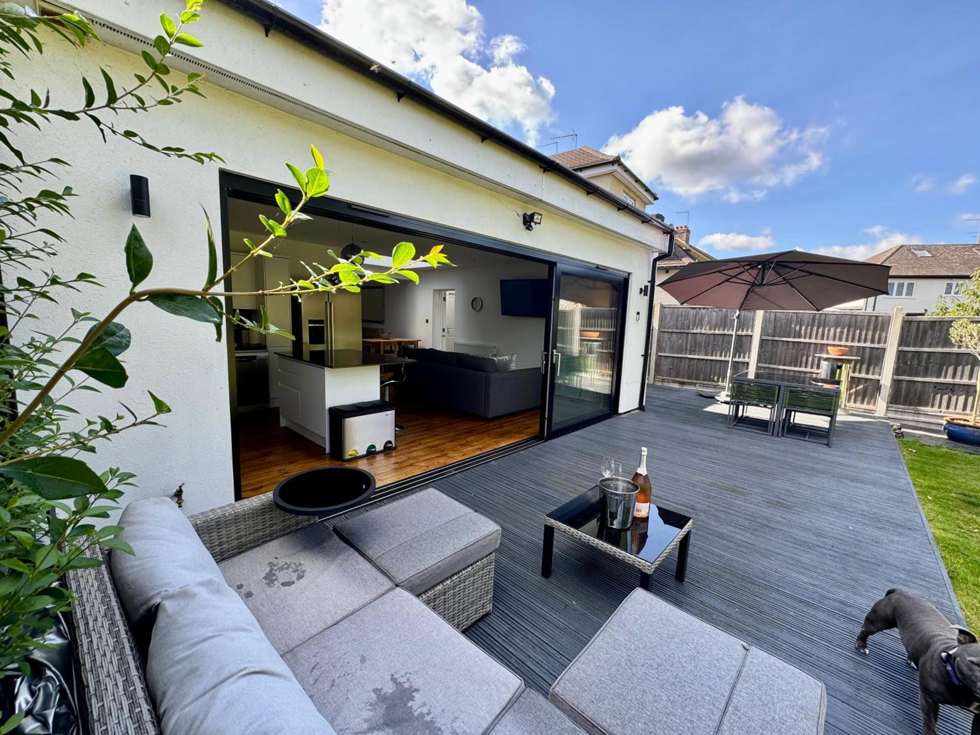 Zarza House Fabulous Art Deco 4 Double Bedrooms Large Garden Free Parking & Wifi Сasa de vacaciones *