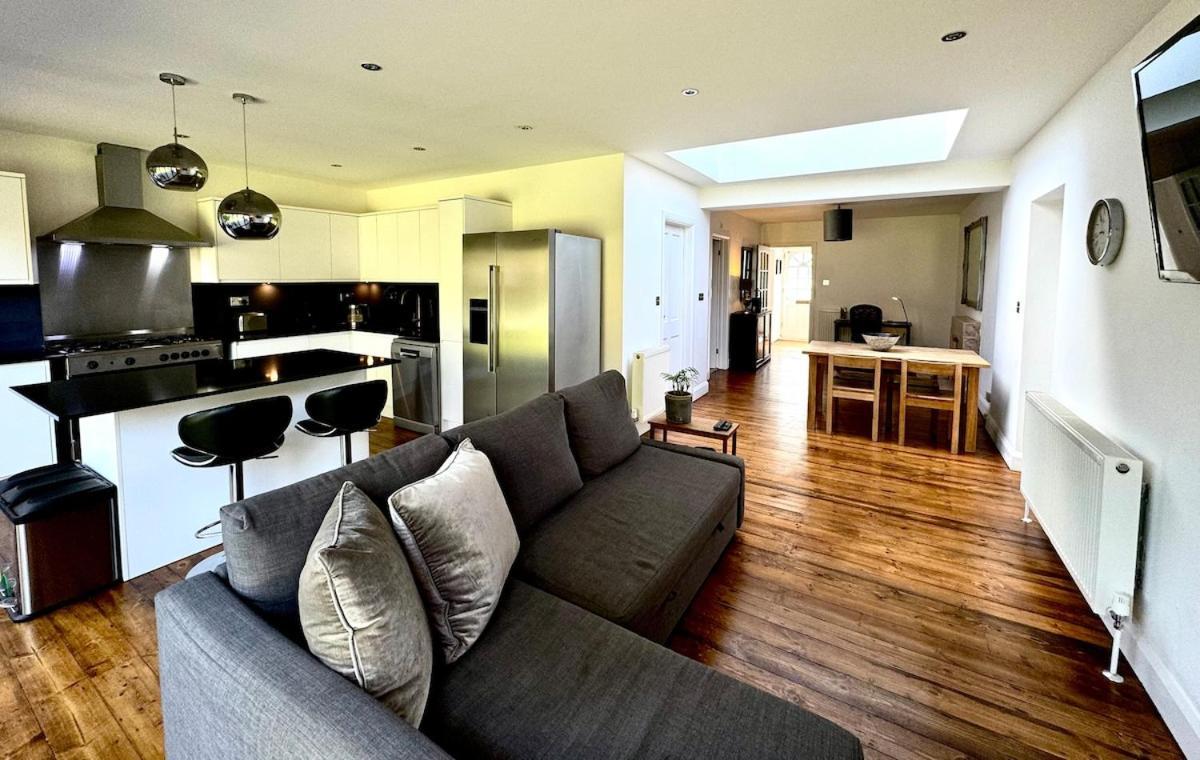 Zarza House Fabulous Art Deco 4 Double Bedrooms Large Garden Free Parking & Wifi Сasa de vacaciones *
