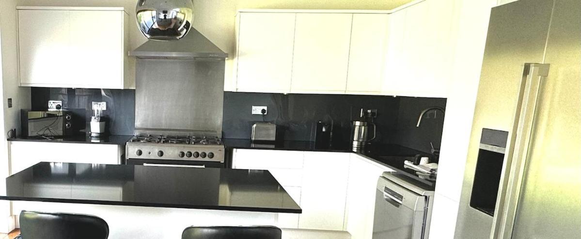 Zarza House Fabulous Art Deco 4 Double Bedrooms Large Garden Free Parking & Wifi * Hatfield (Hertfordshire)