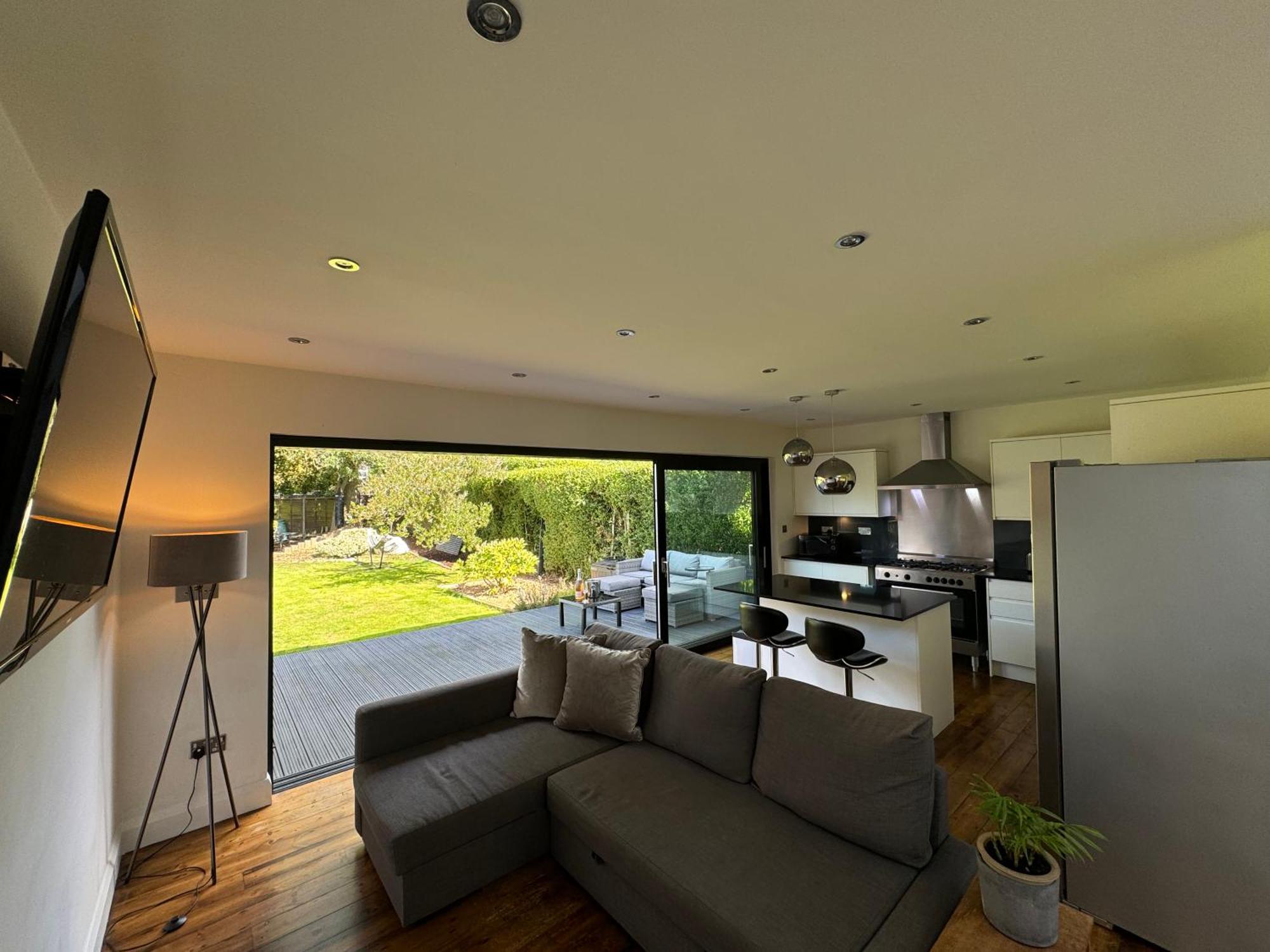 Zarza House Fabulous Art Deco 4 Double Bedrooms Large Garden Free Parking & Wifi