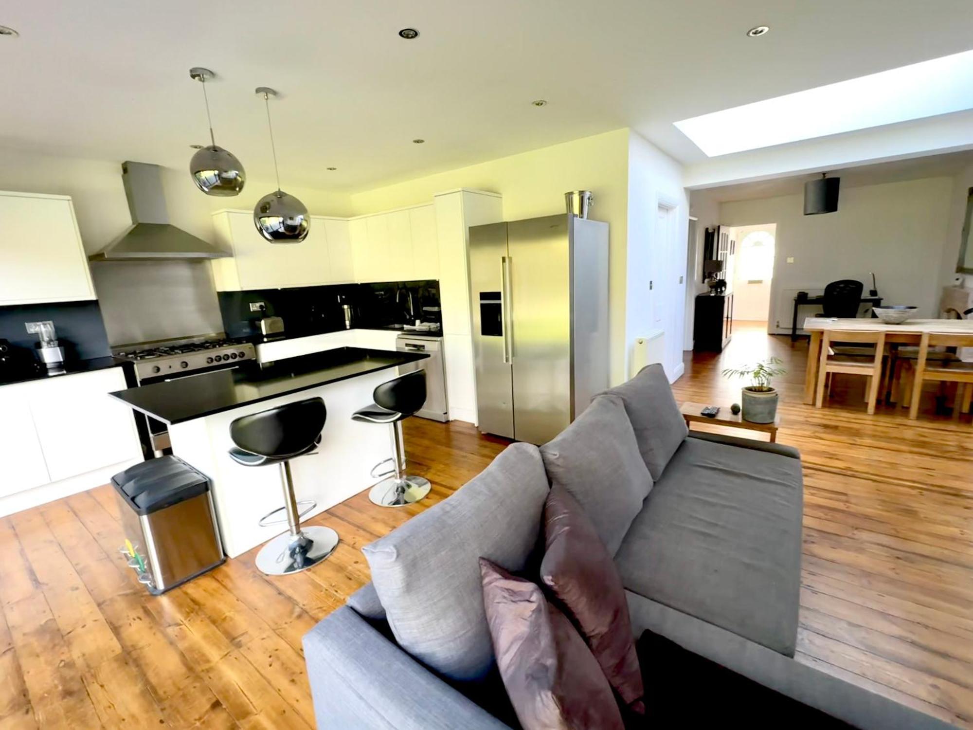 Zarza House Fabulous Art Deco 4 Double Bedrooms Large Garden Free Parking & Wifi Сasa de vacaciones