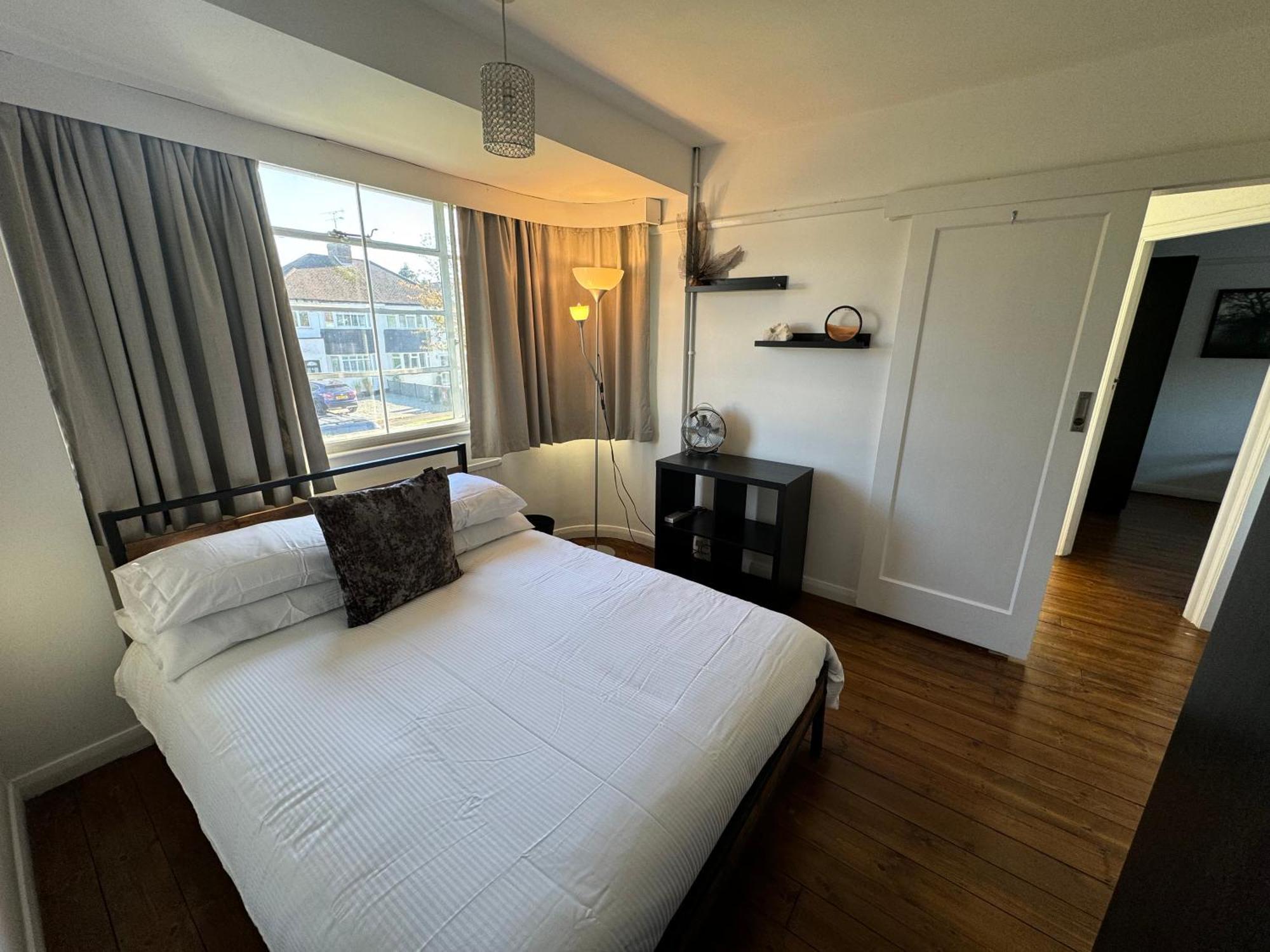 Zarza House Fabulous Art Deco 4 Double Bedrooms Large Garden Free Parking & Wifi * Hatfield (Hertfordshire)