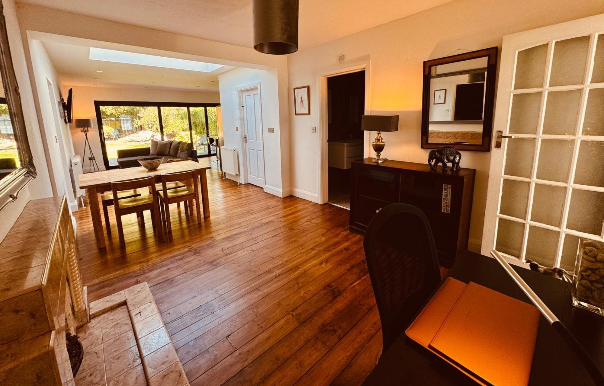 Zarza House Fabulous Art Deco 4 Double Bedrooms Large Garden Free Parking & Wifi Сasa de vacaciones *