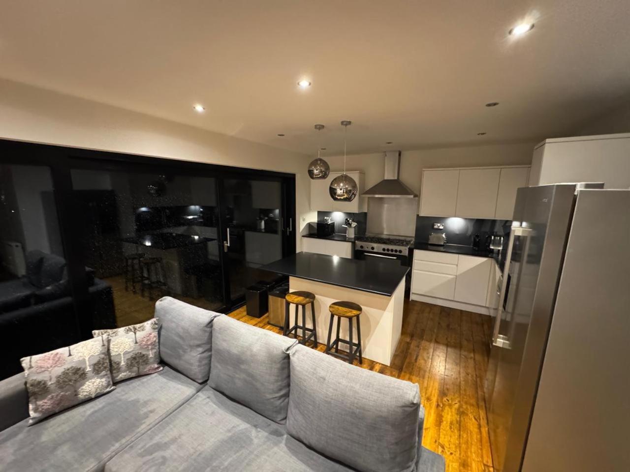 Zarza House Fabulous Art Deco 4 Double Bedrooms Large Garden Free Parking & Wifi Hatfield (Hertfordshire)