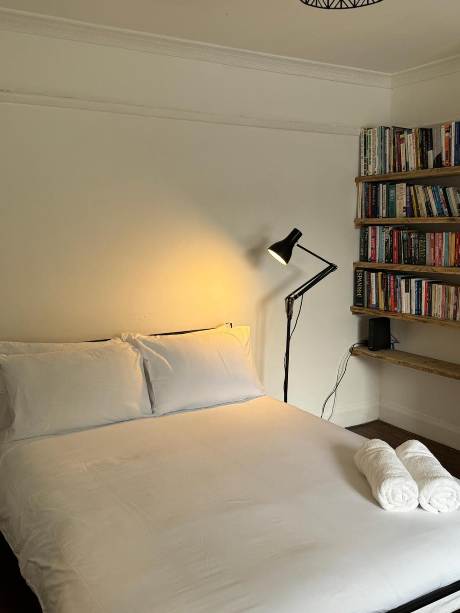 Zarza House Fabulous Art Deco 4 Double Bedrooms Large Garden Free Parking & Wifi