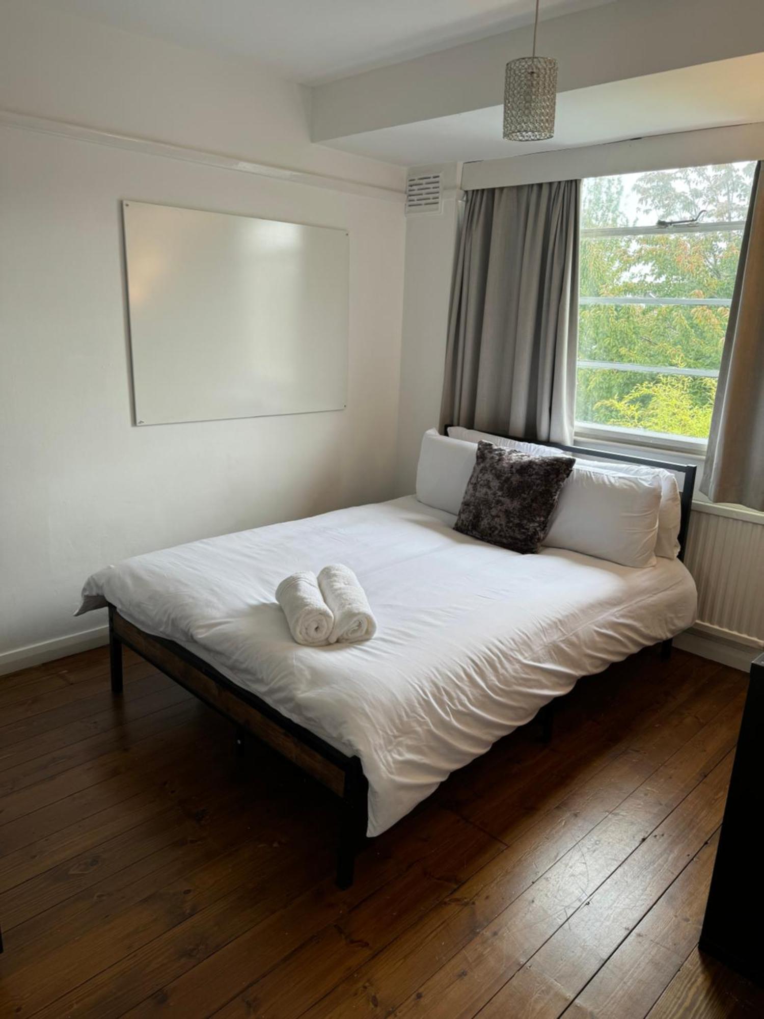 Zarza House Fabulous Art Deco 4 Double Bedrooms Large Garden Free Parking & Wifi *